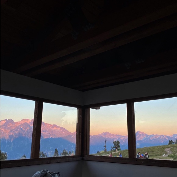 Meet your Posher, Olivia - Picture 1 of 1